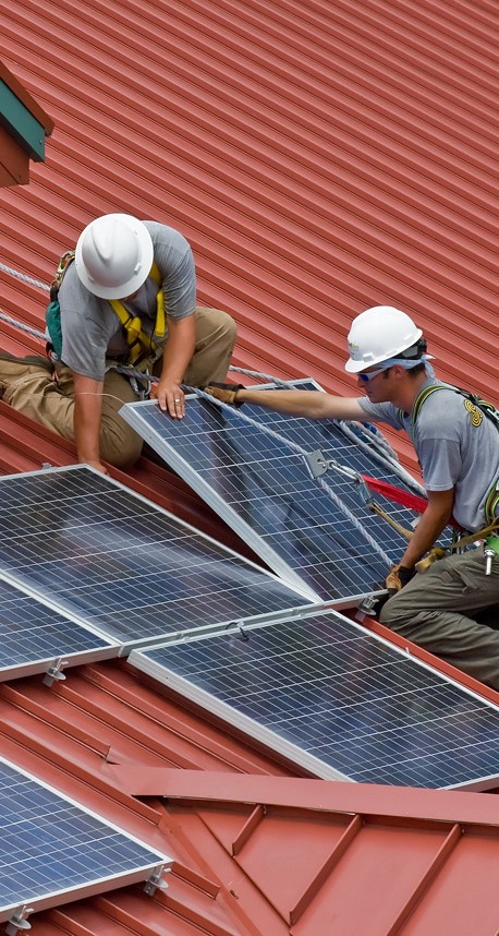 photo de la pose de panneaux solaires